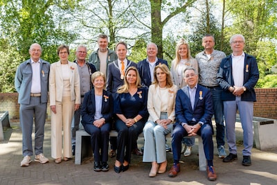 Lintjesregen in Gestel: thrillerschrijfster Esther Verhoef vanaf nu Officier in de Orde van Oranje-N