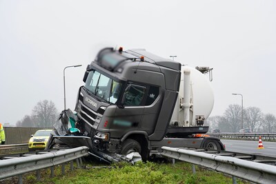 Truckchauffeur wordt onwel en botst tegen vangrail op A27: omleiding ingesteld