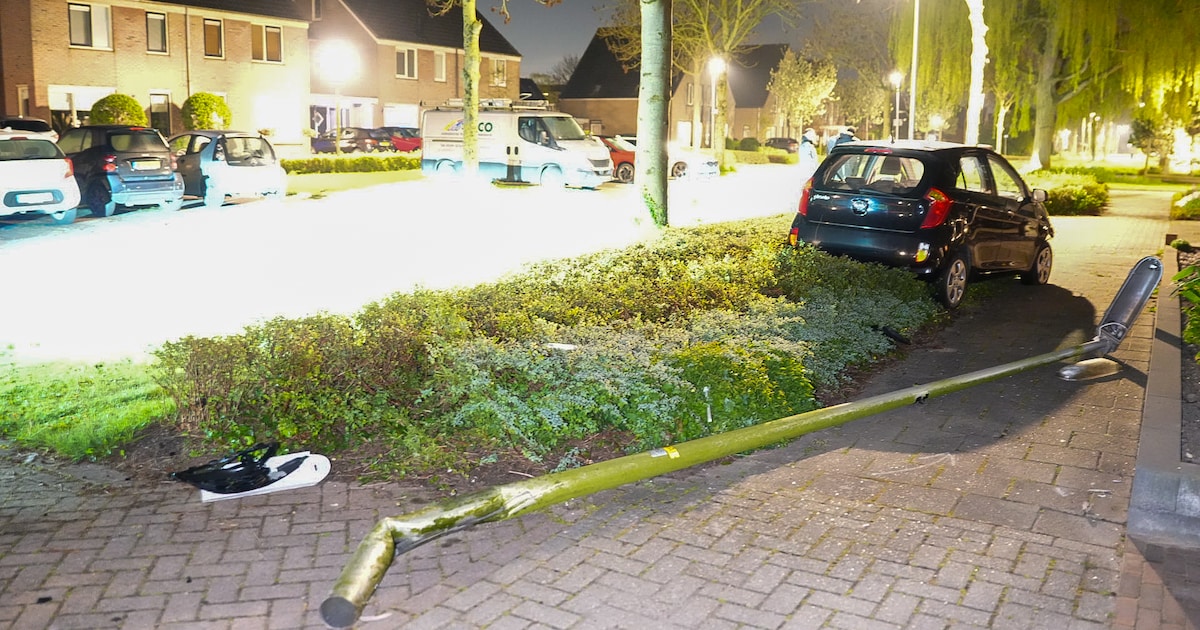 Net gekochte auto knalt tegen lantaarnpaal in Wervershoof