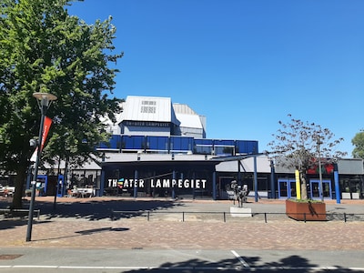 Sara Kroos speelt voorstelling 'Prikkelarme kermis' in Theater Lampegiet in Veenendaal