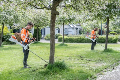 Leusden zet extra geld in tegen onkruid tussen de tegels: ‘Het ziet er verzorgder uit’