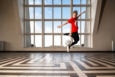 Freestyler Guido geeft voetbalclinic in Ingen
