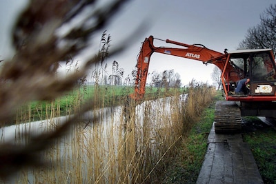 Waterschappen treffen in dijken geen verontrustende scheuren aan