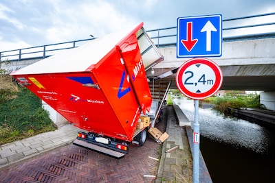 Twee ongelukken in korte tijd bij N445: botsing tussen twee auto’s en vrachtwagen rijdt zich klem