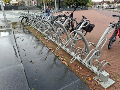 Eerst weg, nu terug en nog steeds gek: dit fietsenrek op het Eemplein zorgt voor gefronste wenkbrauw