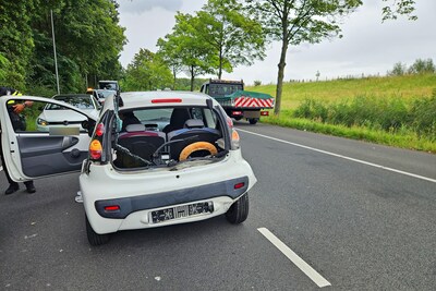 Auto verliest achterruit bij kop-staartbotsing in Rotterdam-Hoogvliet