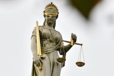 Als vrouw eindelijk aangifte durft te doen van mishandeling wordt haar auto opgeblazen