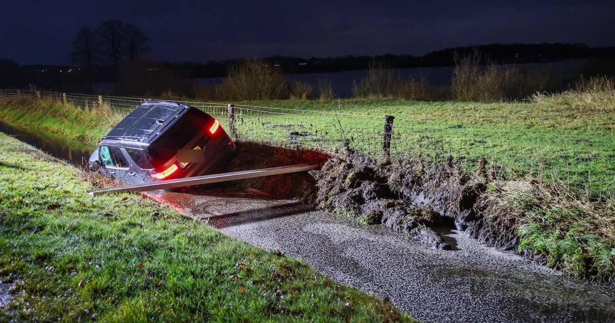 Auto belandt in sloot langs het Scharreveld in Eursinge: bestuurder moet rijbewijs inleveren
