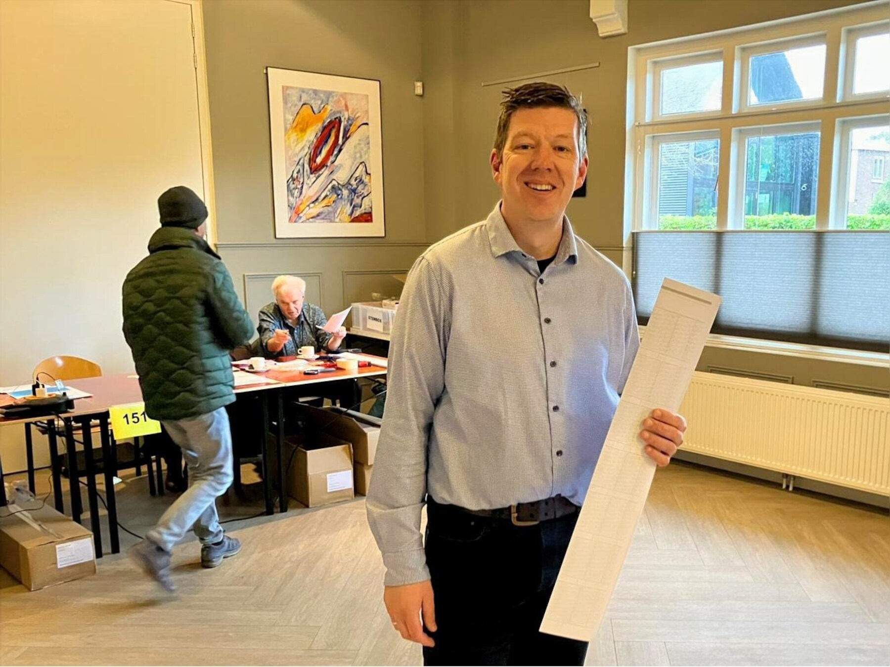 Utrechter André (46) helpt met stemmen tellen: 'Vroeger kregen de jarige stemmers een traktatie'