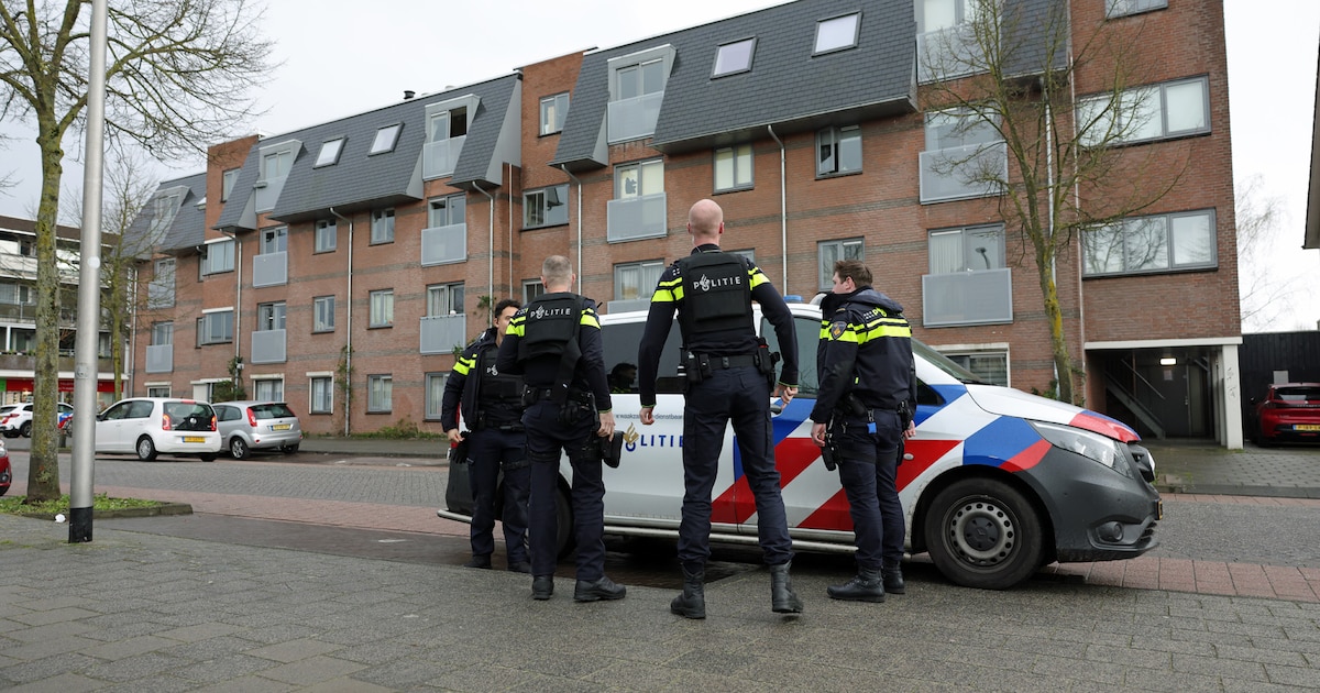 Politie omsingelt woning met kogelwerende vesten in Waalwijk, man uit woning gehaald