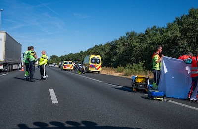 Vrouw aangereden door vrachtwagen nadat ze stopte bij ongeluk op A58, chauffeur rijdt door