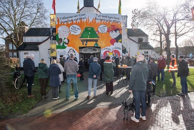 ‘Verboden’ biljarttafel domineert bij De Natte het straatbeeld in Millingen