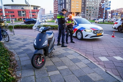 Scooterrijder naar ziekenhuis na botsing met auto in Eindhoven