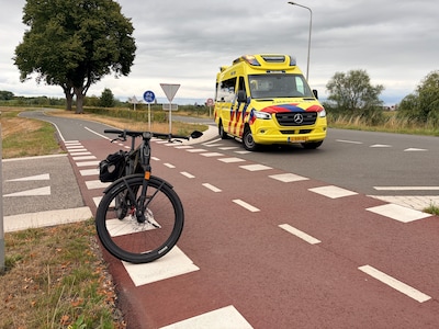 Fietser gewond na botsing met auto op Wilpsedijk in Wilp