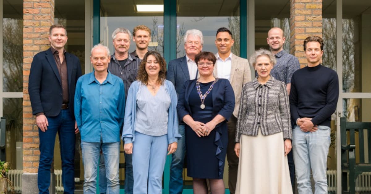 Raadsleden Ameland uit zes partijen officieel gestart na beëdiging