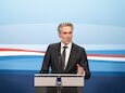 Minister-president Dick Schoof staat de pers te woord na afloop van de ministerraad