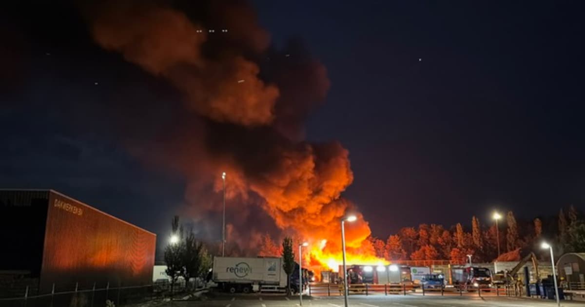Grote vlammen bij brand bij afvalverwerker in Hoensbroek