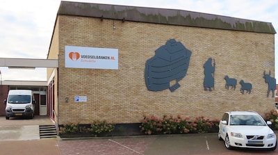 Voedselbank Eemsdelta blijft mogelijk langer op Waddenweg in Delfzijl: gemeente wil pand opkopen