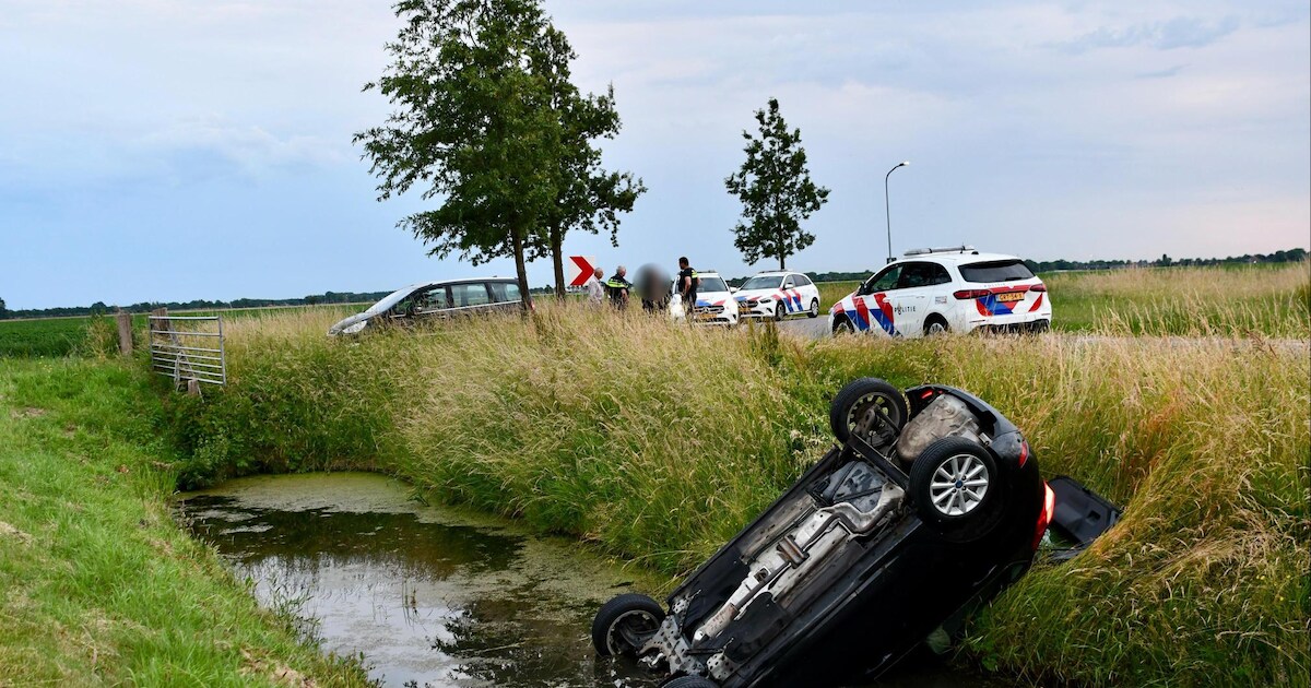 Auto slaat over de kop aan Reigerweg in Abbekerk, bestuurder ongedeerd