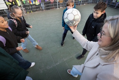 Honderden leerlingen lopen uit voor nieuw pannaveldje bij De Klimop in Reusel