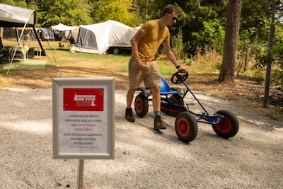 De ene Brabantse camping verbiedt alles met droogte, de andere zet gewoon een emmer water neer