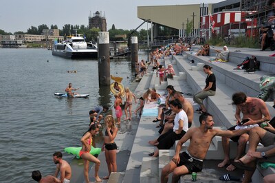 Kritiek op behoud van parkeergarage bij nieuw stadsstrand, waar zonnen straks amper mogelijk is