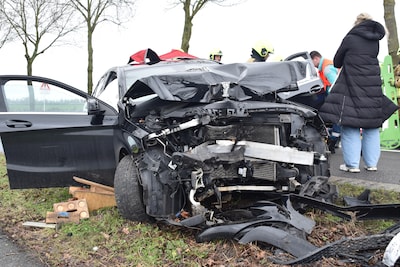 19-jarige automobilist raakt gewond bij ongeval tussen Gameren en Kerkwijk: brandweer haalt hem uit 