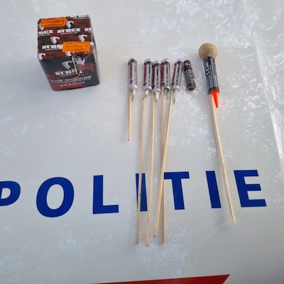 Wijkagenten vinden verboden vuurwerk in auto van Eerbeker (21)