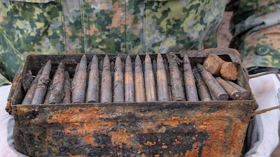 Jongens vissen kist vol kogels uit de Oude IJssel in Doetinchem