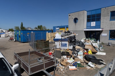 Mensen blijven troep storten bij gesloten afvalverwerker in Dinxperlo; gemeente grijpt in