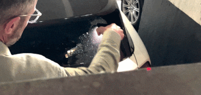 Wéér een kapotte achterruit in deze beruchte parkeergarage, en het heeft niets te maken met auto-inb