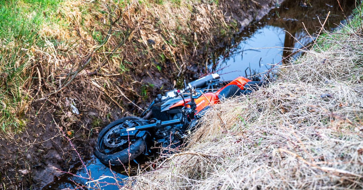 Motor vliegt uit de bocht en belandt in sloot in Waskemeer
