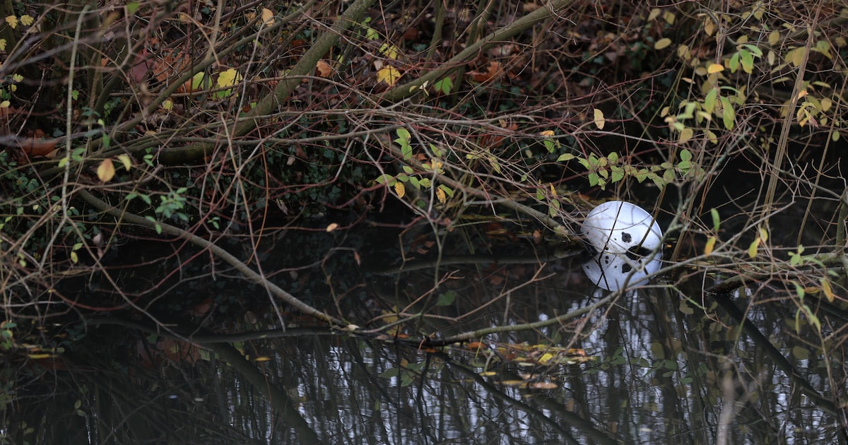 Brandweer start zoekactie na gevonden helm in water