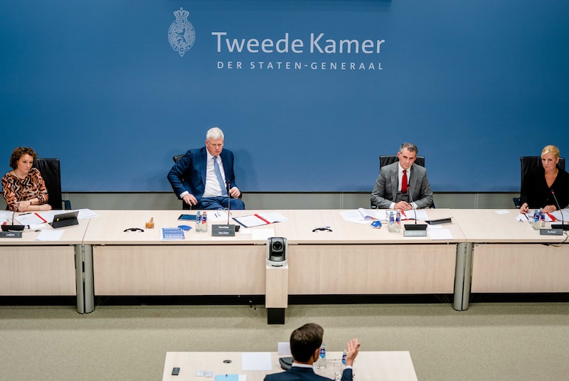 Premier Mark Rutte wordt eind november 2020 verhoord doorr de parlementaire ondervragingscommissie Kinderopvangtoeslag. Links SP-kamerlid Renske Leijten die een belangrijke rol speelde bij het blootleggen van de affaire.
