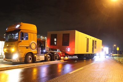 Lange vrachtwagen rijdt zich vast op middengeleider in Veenendaal