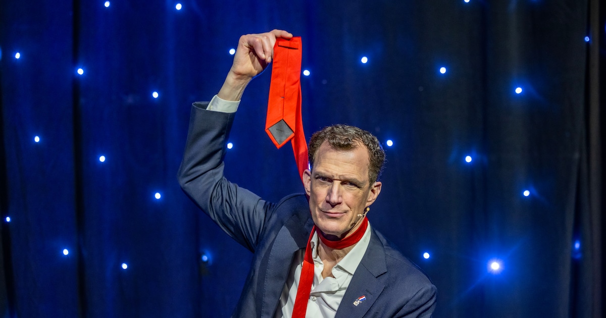 Greg Shapiro staat met Trump-satire in theater DE VESTE in Delft