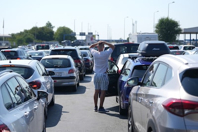 Toeristen staan tot 8 uur in de rij bij grensovergang met Kroatië