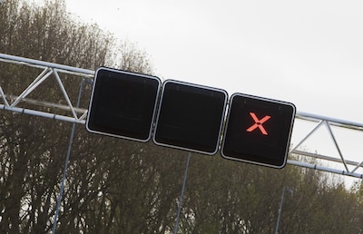Problemen met het zicht: spitsstrook op A50 weer lange tijd dicht