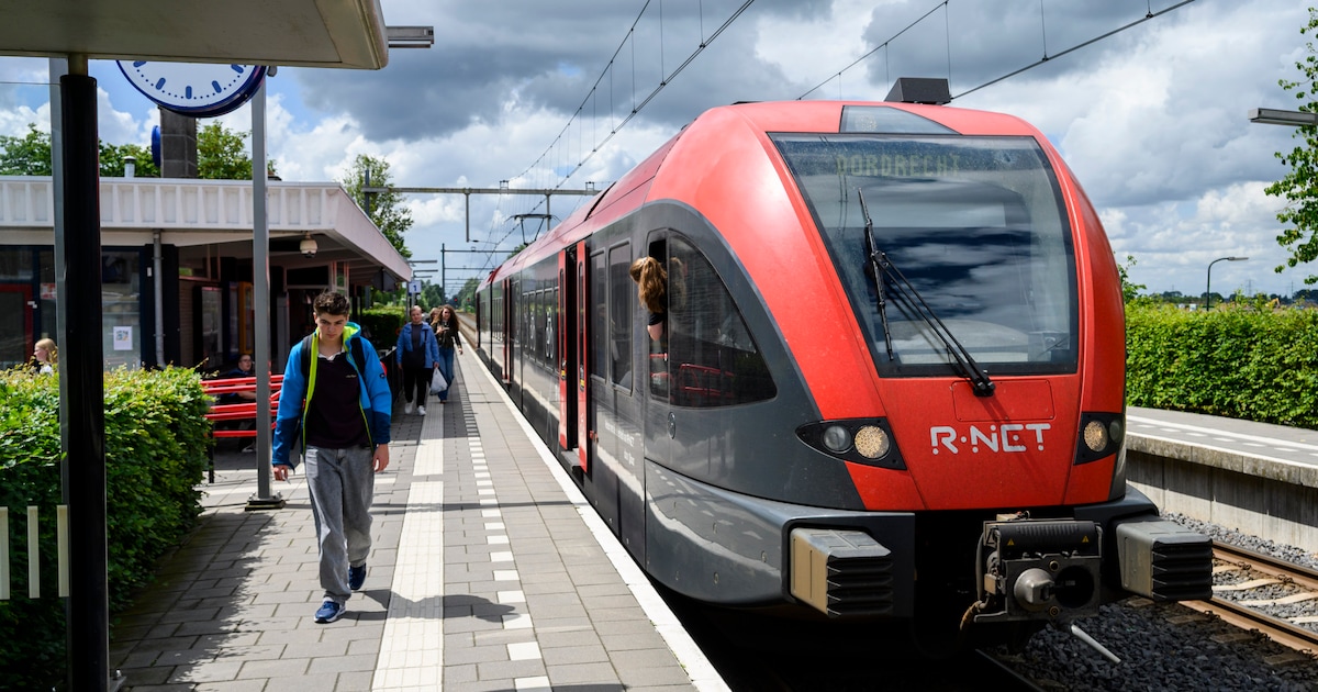Hardinxveld vreest vervoerschaos door brugsluiting en minder treinen: ‘Zeer ongelukkige timing’