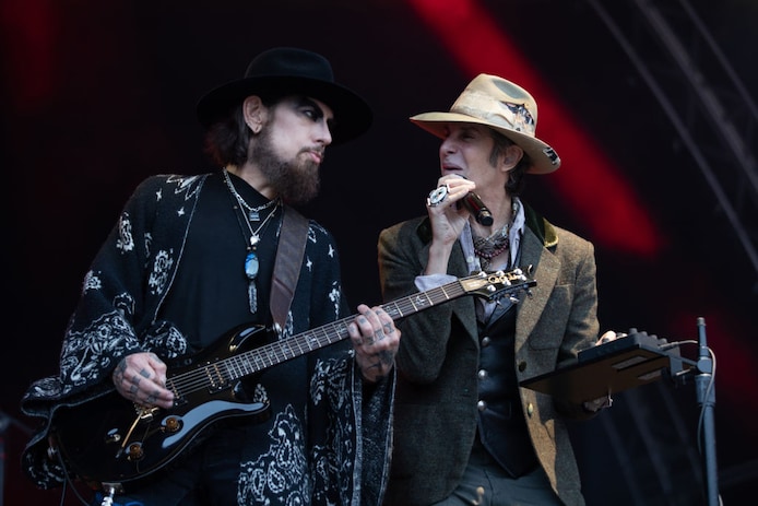 archiefbeeld-dave-navarro-links-en-perry-farrell-van-janes-addiction-tijdens-een-optreden-in-dublin-ierland-28-06-24