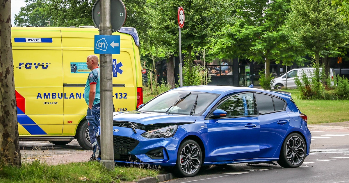 Auto's botsen op kruising in Amersfoort