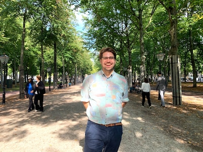 Maarten laat mensen lachen om Den Haag tijdens de Comedy Walk