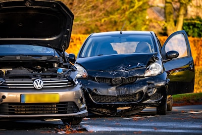 Veel schade na harde botsing op kruising in Wijchen