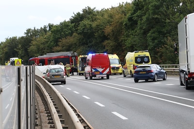 Automobilist raakt onwel en botst tegen vangrail bij Kesteren