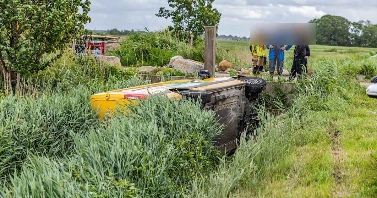 Bestelbus belandt in sloot op Butefjild in Feanwâlden