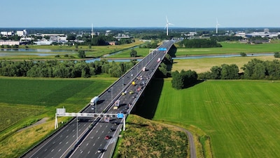 Ongeval op IJsselbrug bij Deventer: twee auto’s geborgen en vrachtwagen staat stil