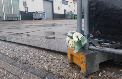 Bloemen op plek waar vrachtwagenchauffeur onder hek terechtkwam en overleed in Den Bosch