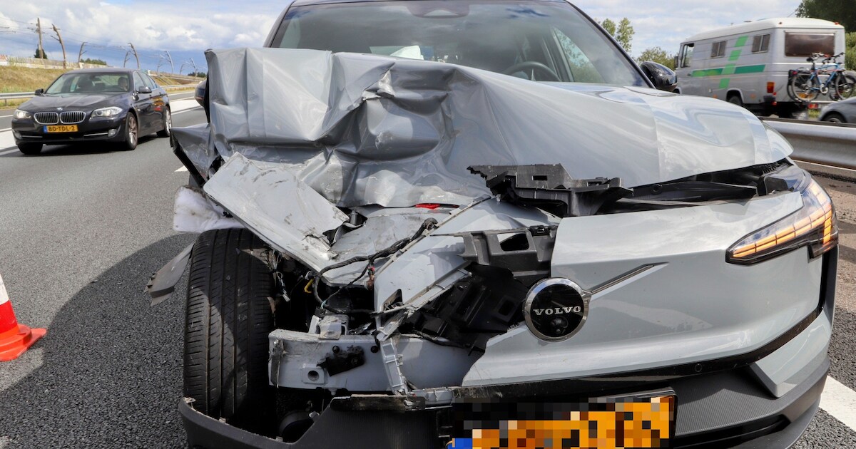 Kop-staartbotsing met vier auto's op A15 bij Wadenoijen