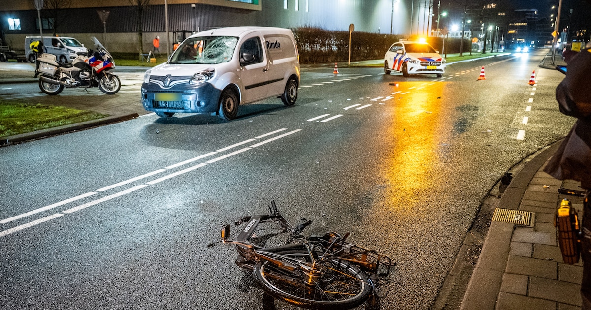 Fietser gewond na harde botsing met bestelbus op de Eikenlaan in Alphen aan den Rijn