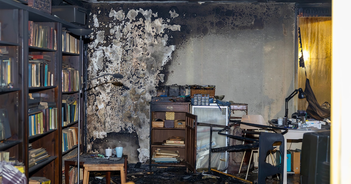 Brand veroorzaakt veel schade in appartement aan de J.C. van Epenstraat in Amsterdam